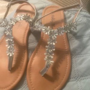 Size 9 but these run smaller. Maybe more like 8 1/2.